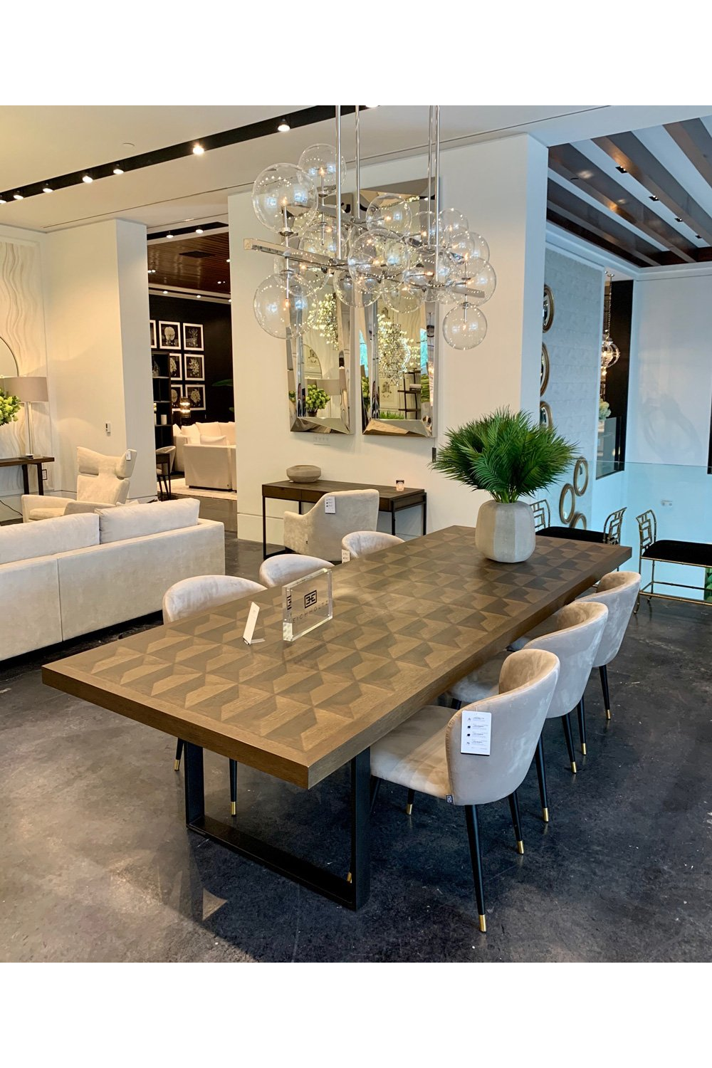 Velvet Retro Dining Chair | Eichholtz Volante | Oroa.com