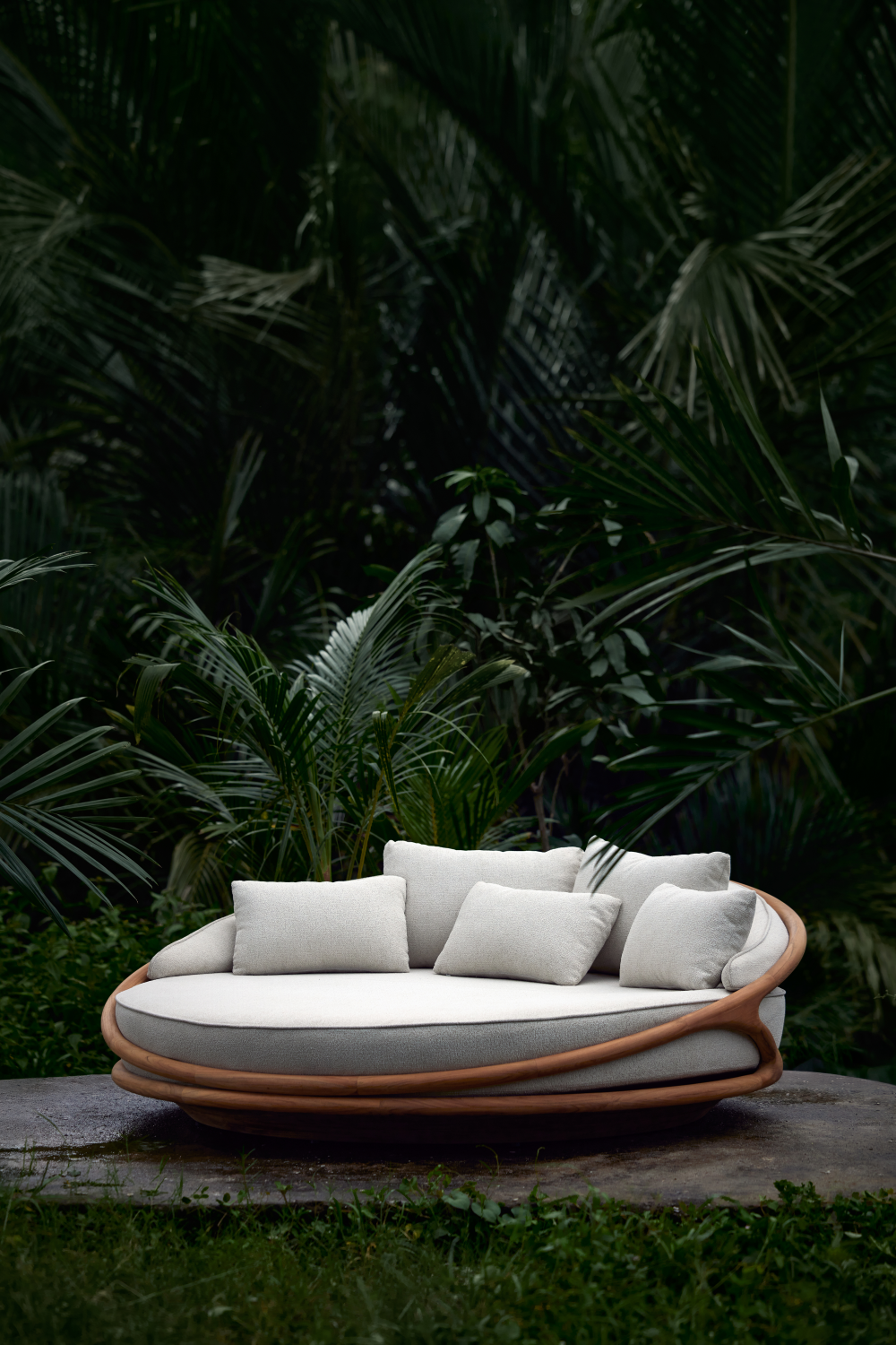 Round Teak Outdoor Daybed | Morpho By Tomorrowland Solis | Oroa.com