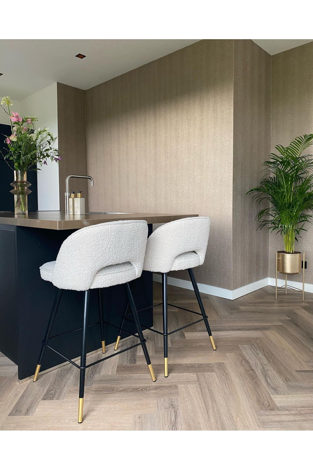 Cut-Out Back Bar Stools (2) | Eichholtz Cliff | Oroa.com