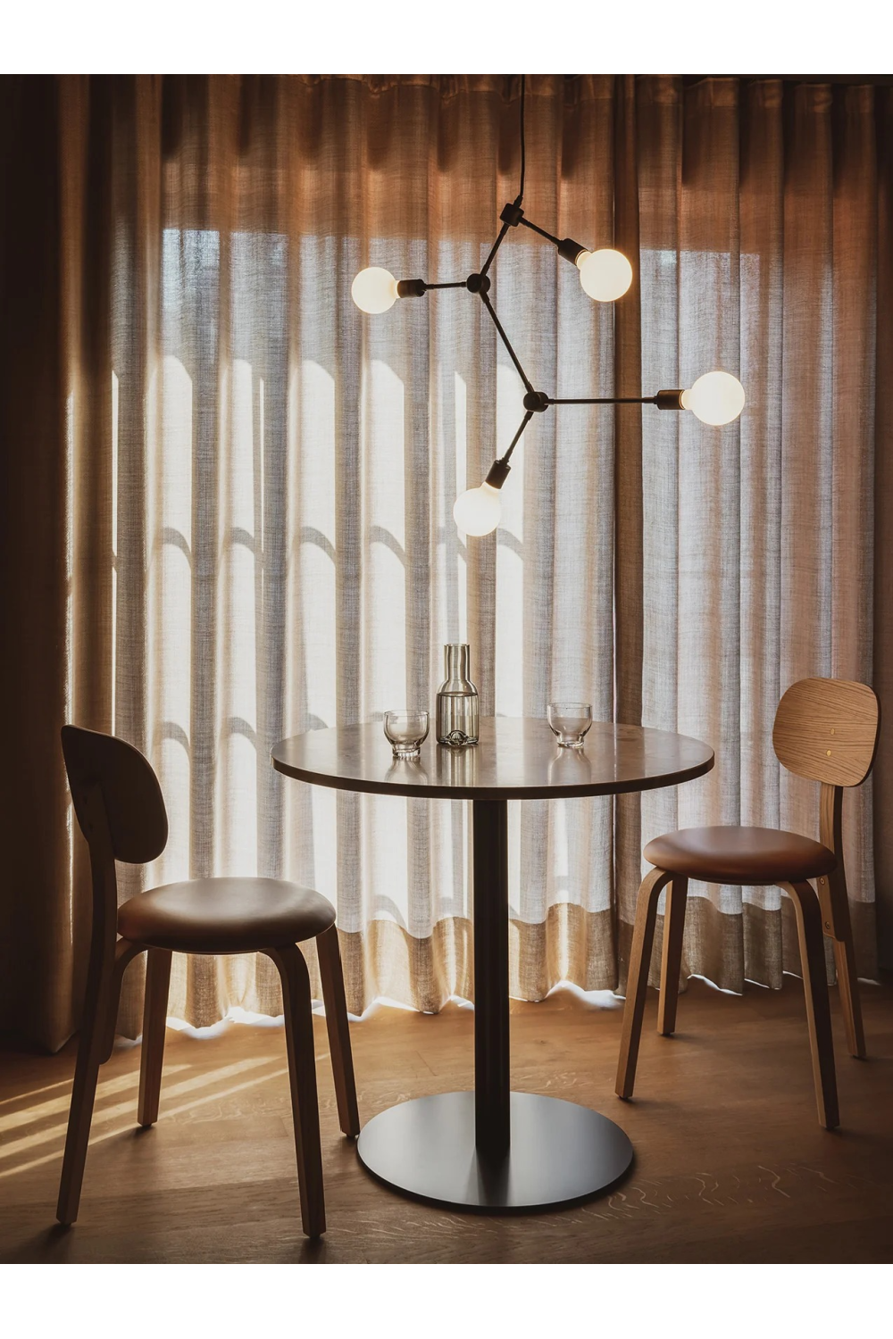 Round-Base Dining Table | Audo Copenhagen Harbour Column | Oroa.com
