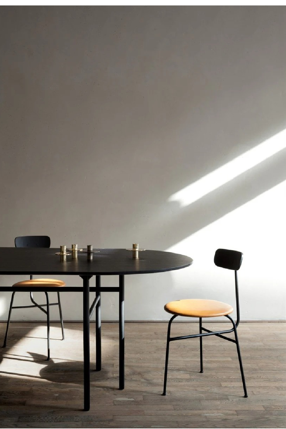 Oval Minimalist Dining Table | Audo Copenhagen Snaregade | Oroa.com