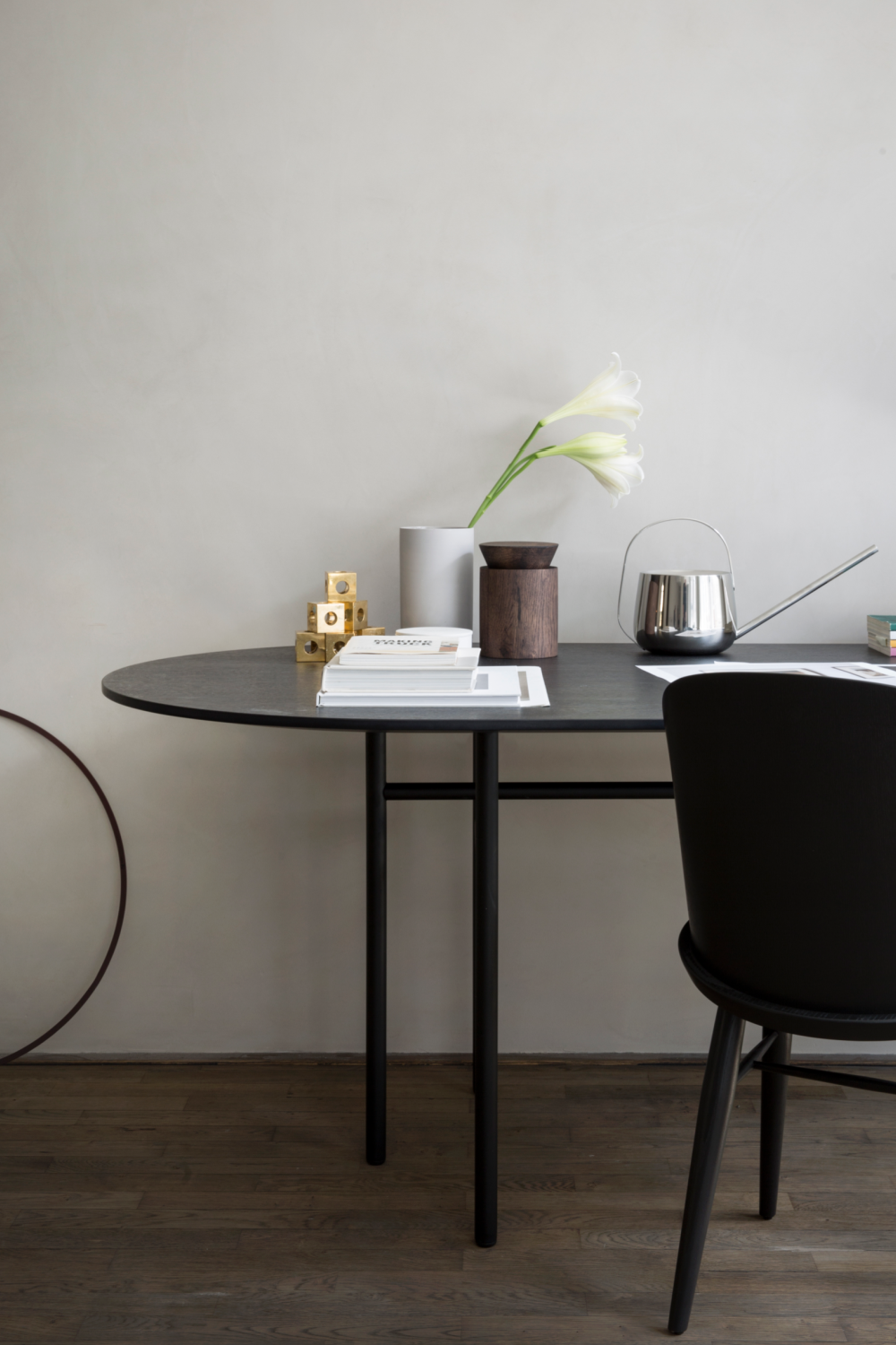 Round Minimalist Dining Table | Audo Copenhagen Snaregade | Oroa.com