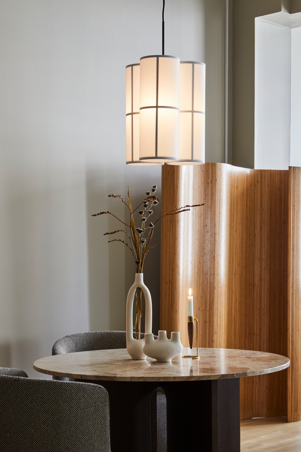 Intersecting-Base Round Dining Table | Audo Copenhagen Androgyne | Oroa.com