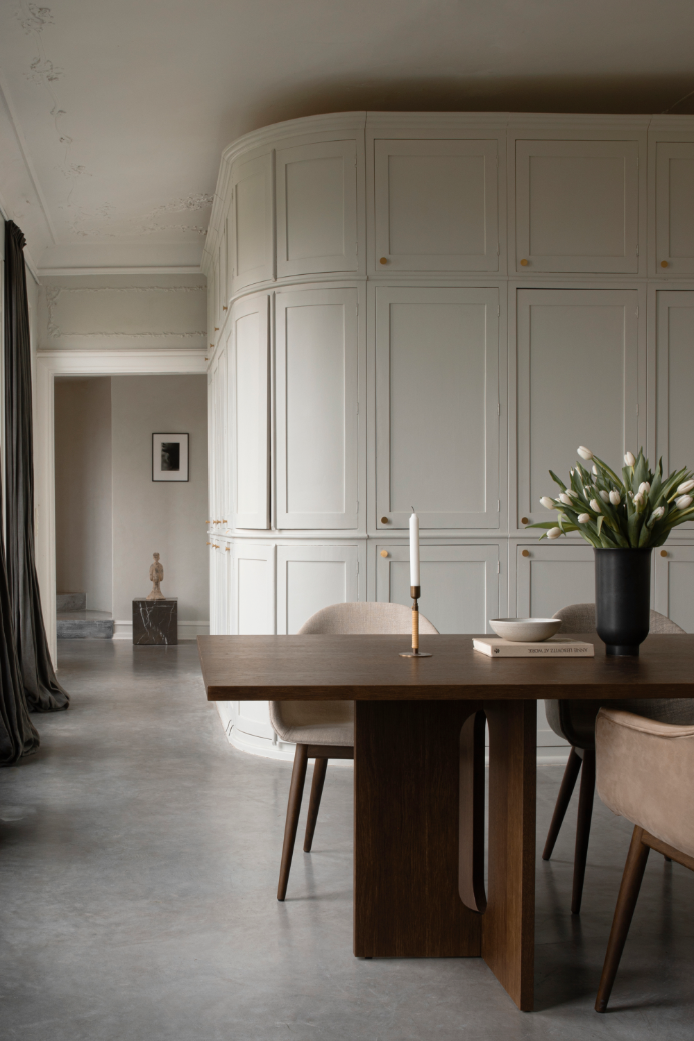 Intersecting-Base Oak Dining Table | Audo Copenhagen Androgyne | Oroa.com