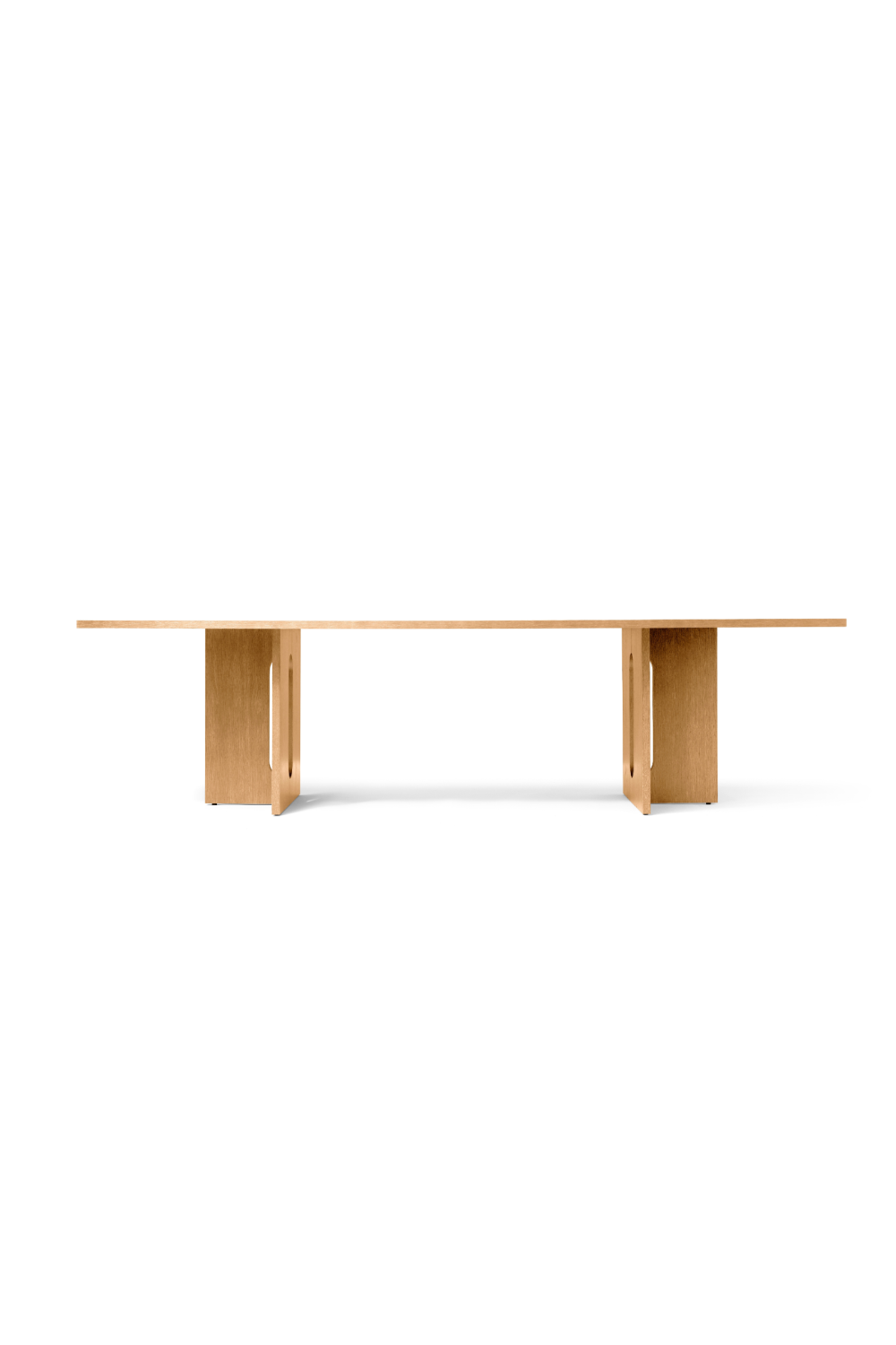 Intersecting-Base Oak Dining Table | Audo Copenhagen Androgyne | Oroa.com