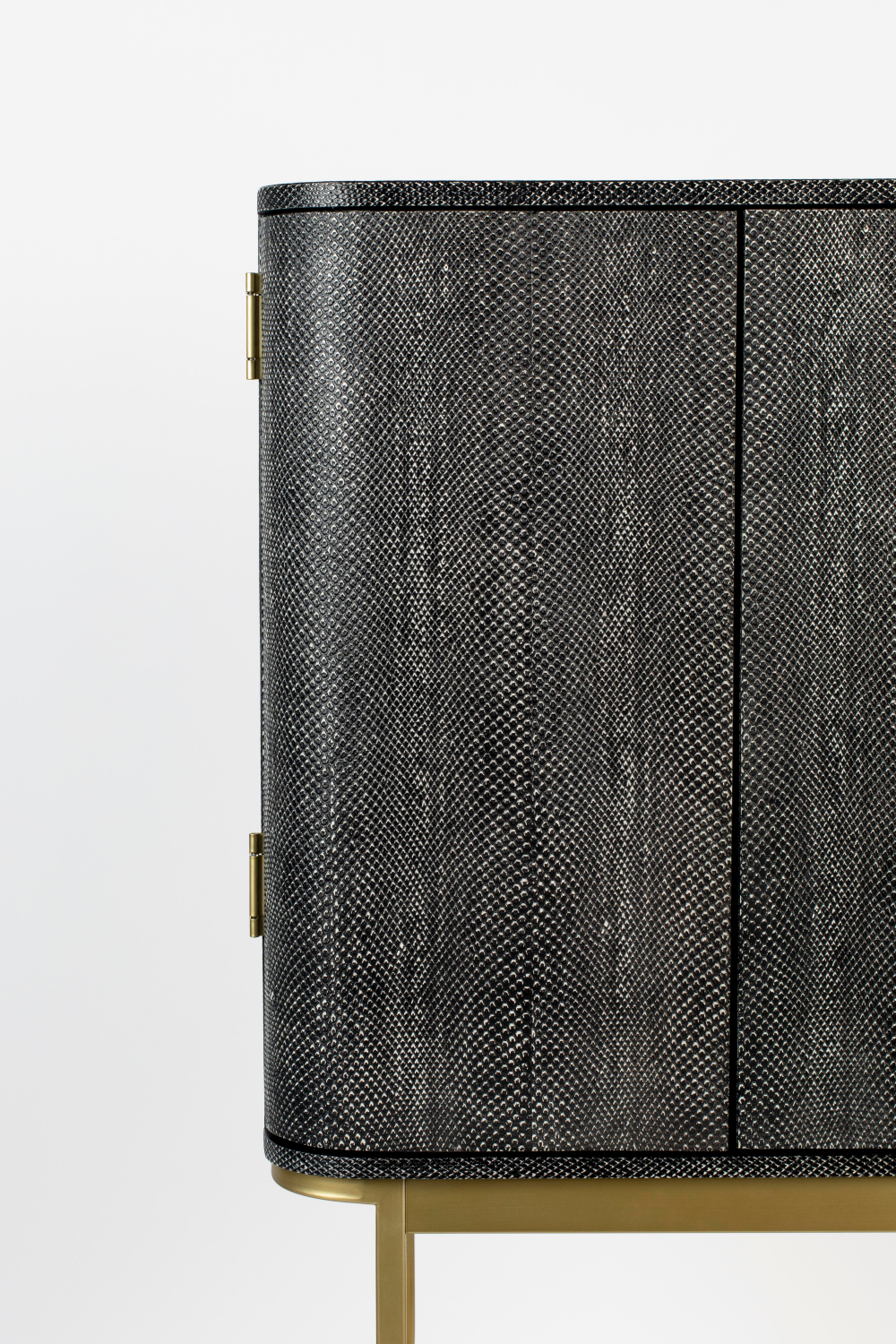 2-Door Mirrored Wine Cabinet | Bold Monkey Ava Morgana | Oroa.com