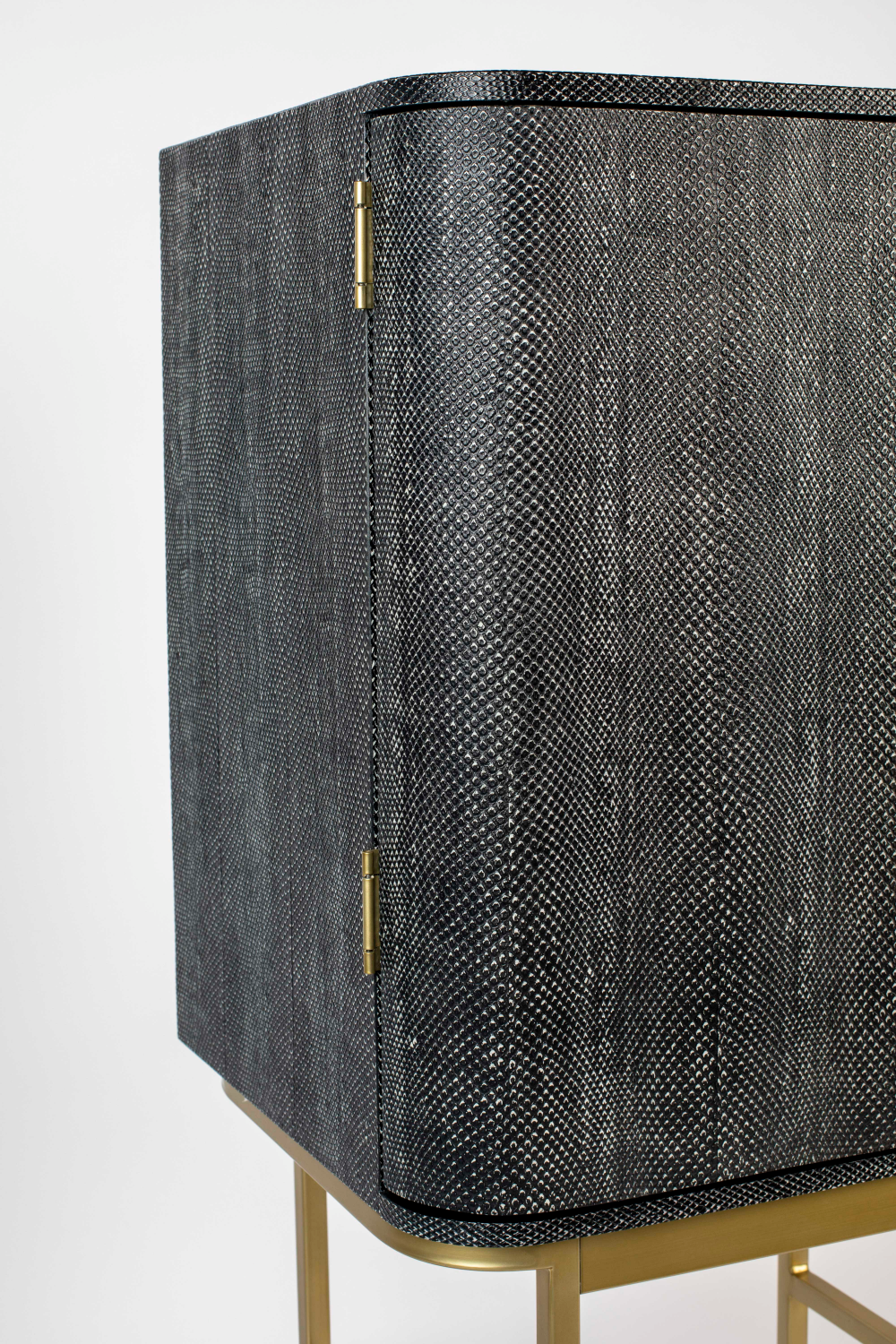 2-Door Mirrored Wine Cabinet | Bold Monkey Ava Morgana | Oroa.com