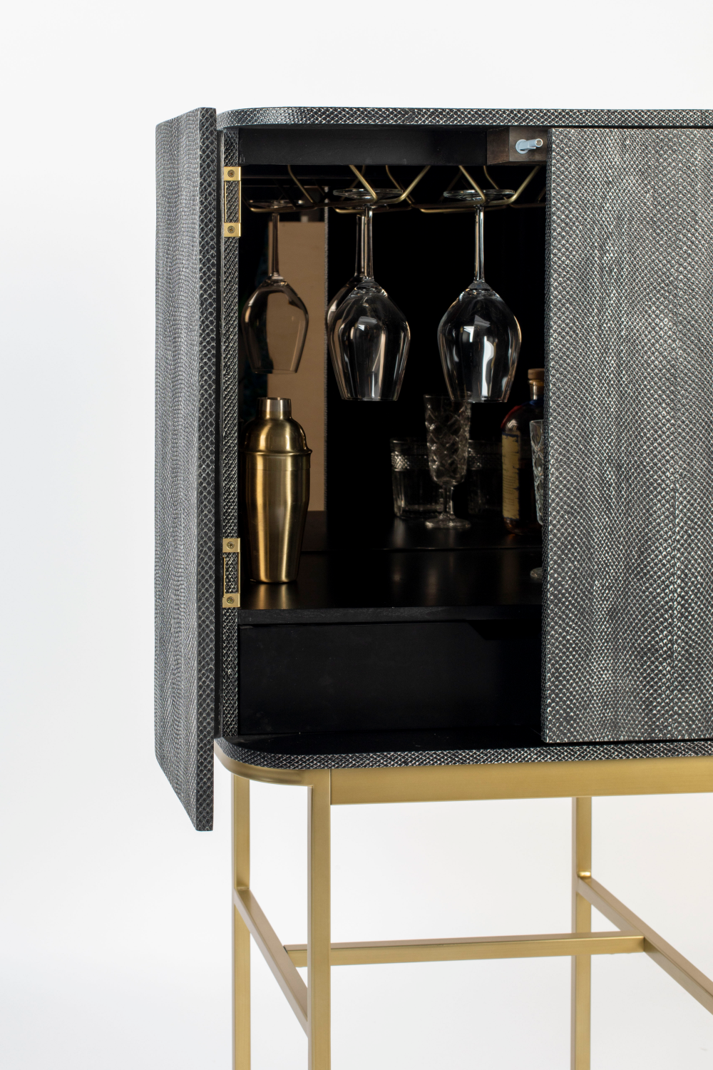 2-Door Mirrored Wine Cabinet | Bold Monkey Ava Morgana | Oroa.com