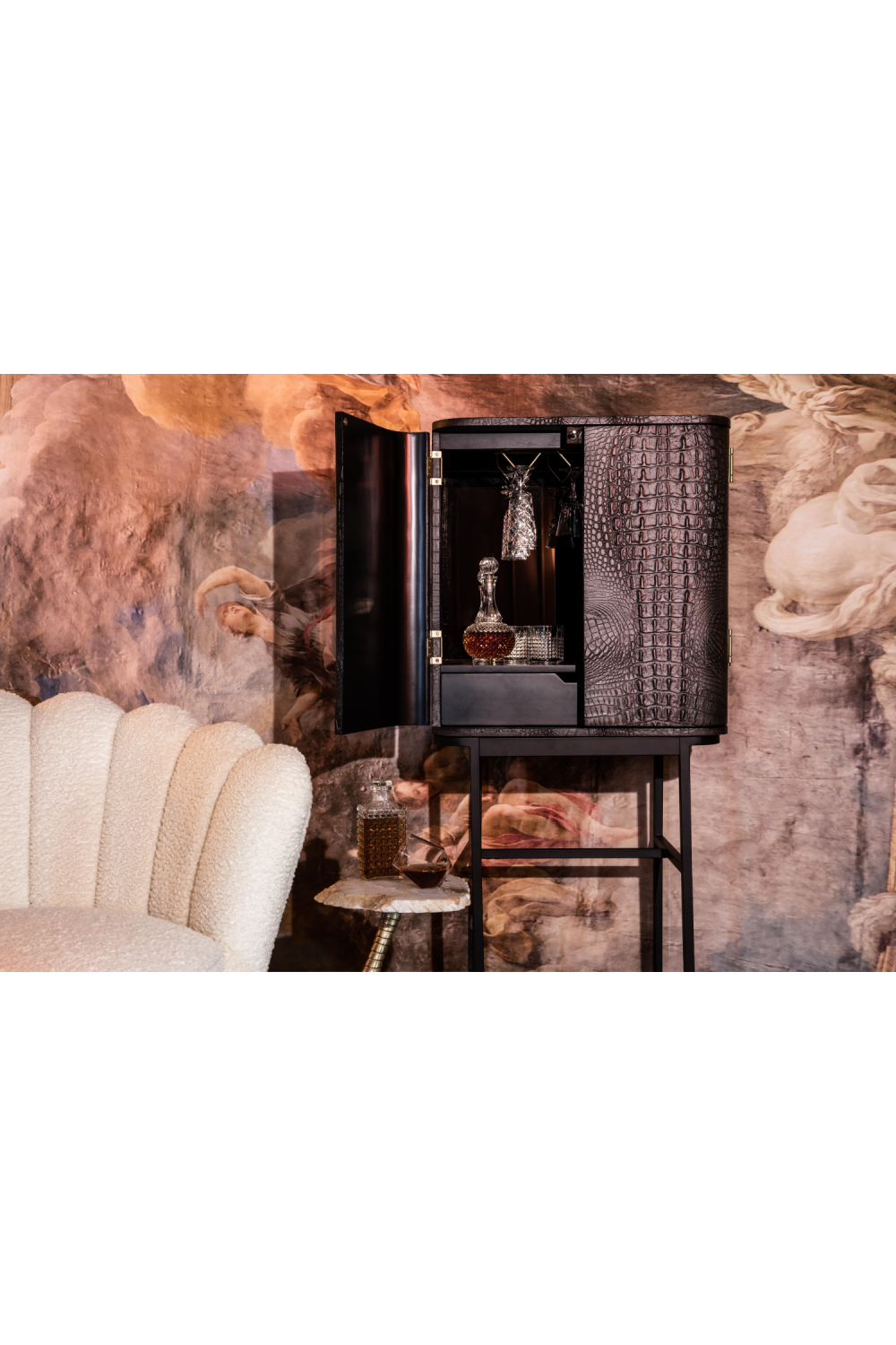 2-Door Mirrored Wine Cabinet | Bold Monkey Ava Morgana | Oroa.com