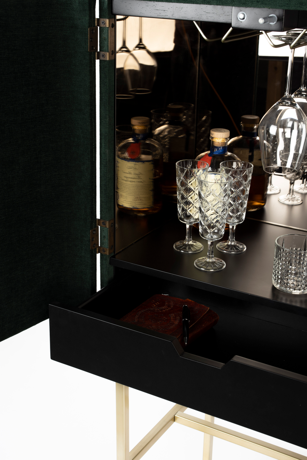 2-Door Mirrored Wine Cabinet | Bold Monkey Ava Morgana | Oroa.com