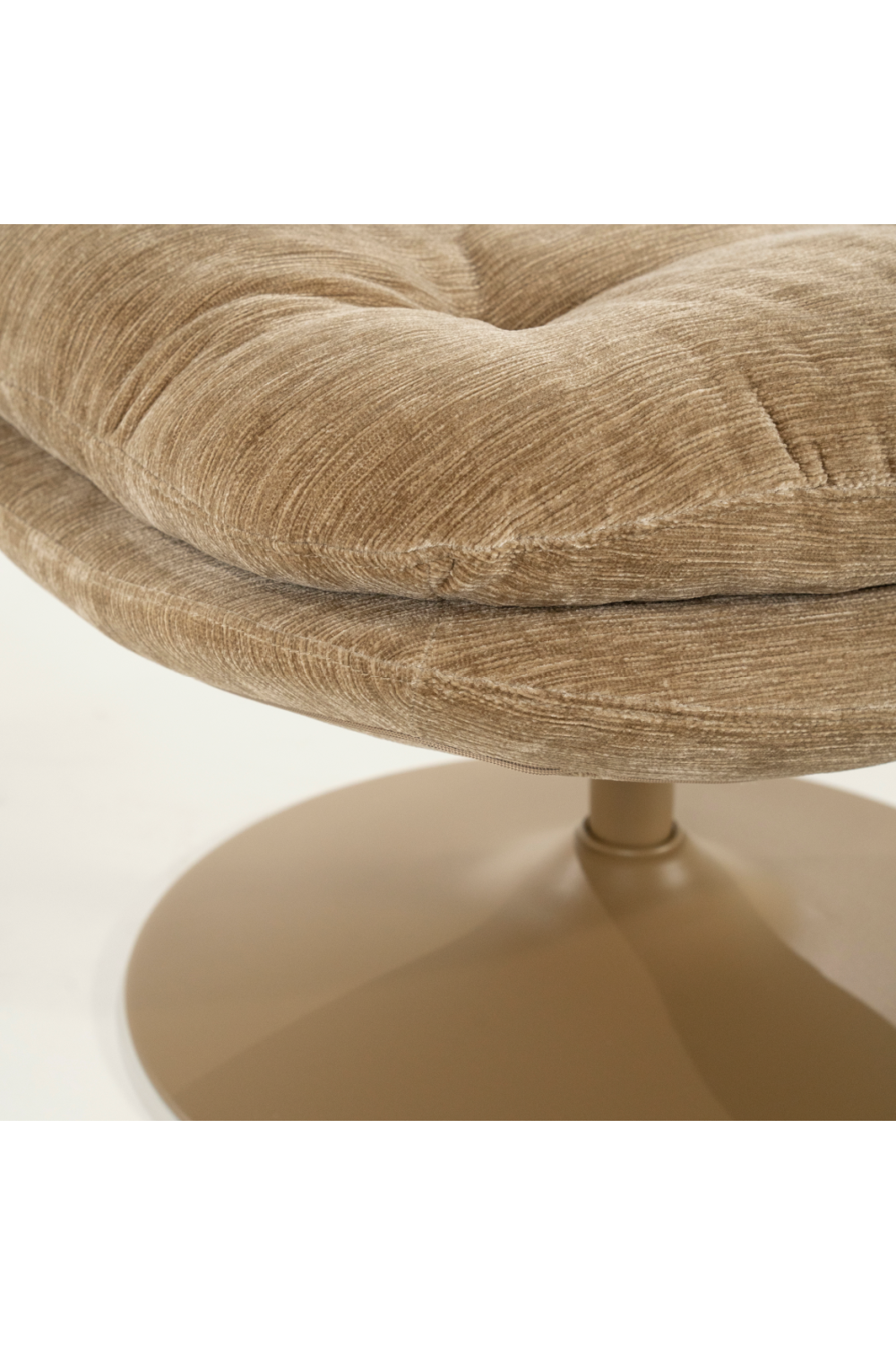 Padded Swivel Lounge Chair | Oroa.com