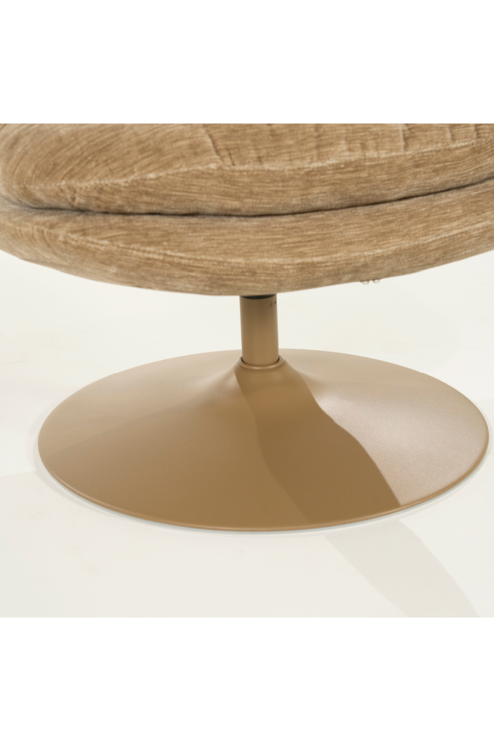 Padded Swivel Lounge Chair | Oroa.com