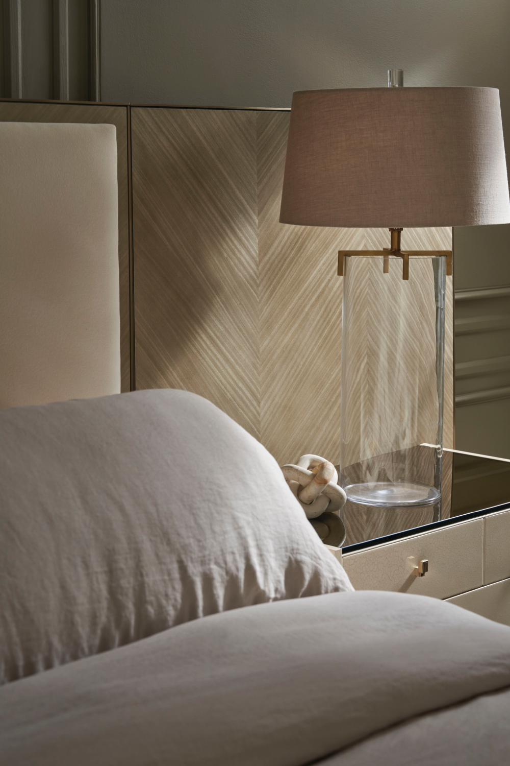 Wing Panelled Cream Bed | Oroa.com