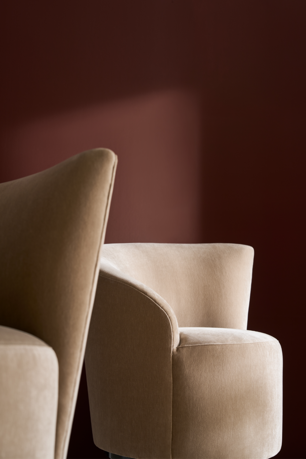 Wavy Back Wool Swivel Chair | Caracole Quasi | Oroa.com