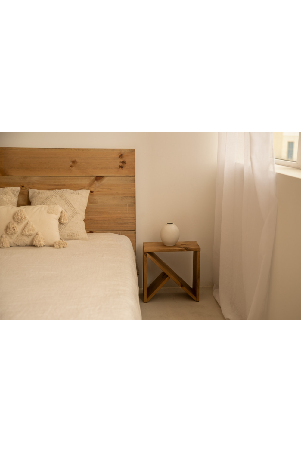 Wooden Headboard and Nordic Bedside Table | Decowood Flandes + Stoke | Oroa.com