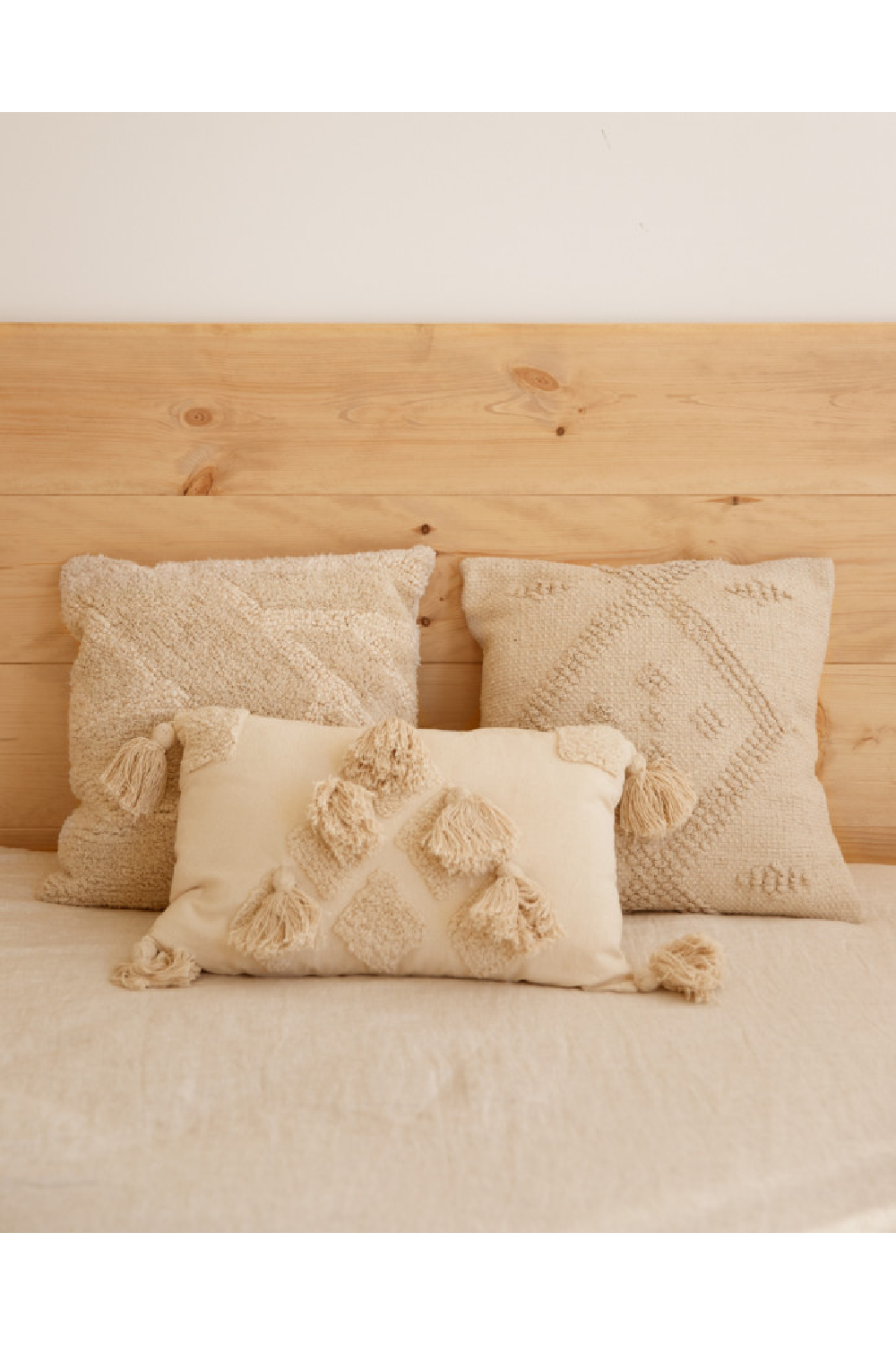 Wooden Headboard and Nordic Bedside Table | Decowood Flandes + Stoke | Oroa.com