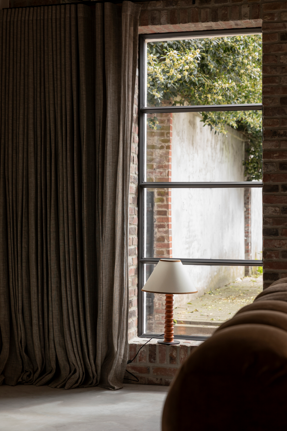 Ribbed Oak Table Lamp | Dutchbone Horace | Oroa.com