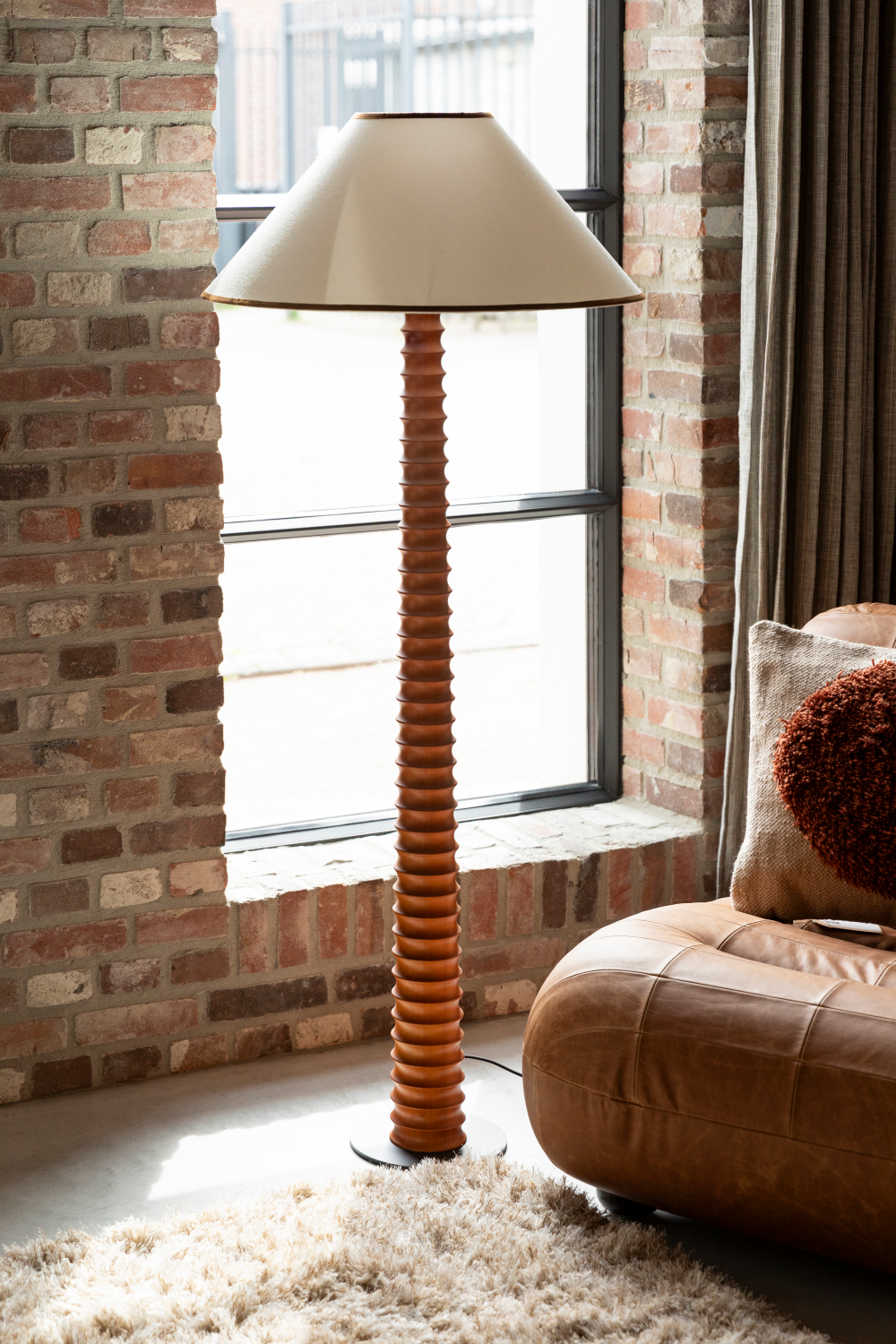 Ribbed Oak Floor Lamp | Dutchbone Horace | Oroa.com