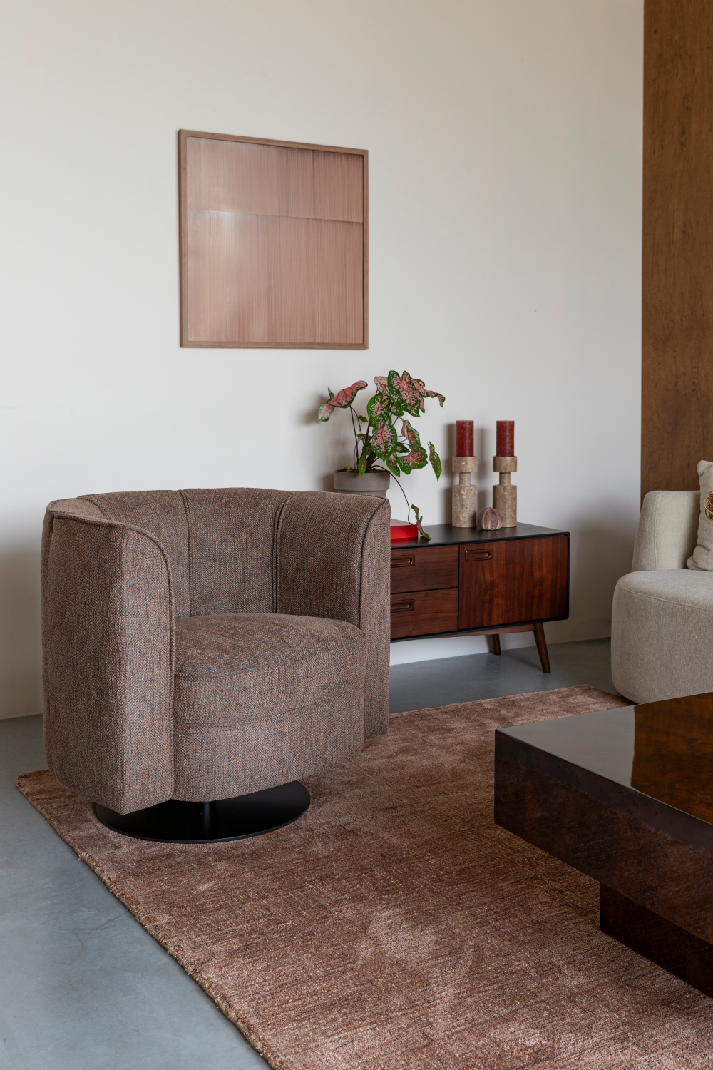 Curved Swivel Lounge Chair | Oroa.com
