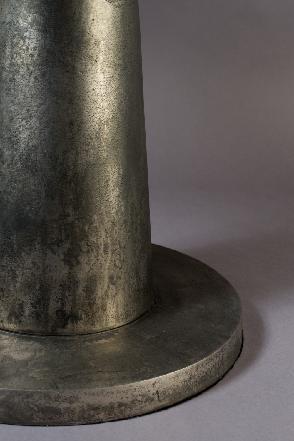 Round Pedestal End Table | Dutchbone Brute | Oroa.com