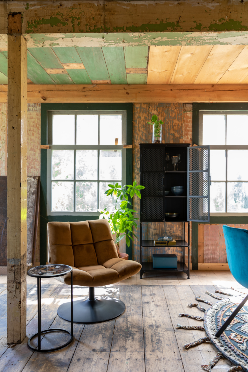 Velvet Pedestal Accent Chair | Dutchbone Bar | Oroa.com