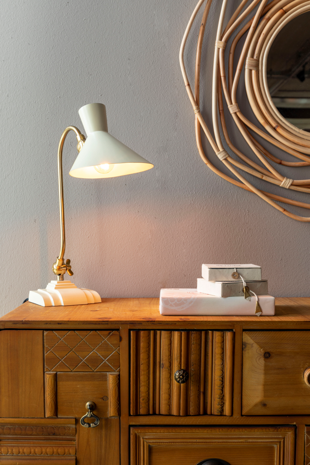 Ivory Colored Desk Lamp | Dutchbone Gaia | OROA.com