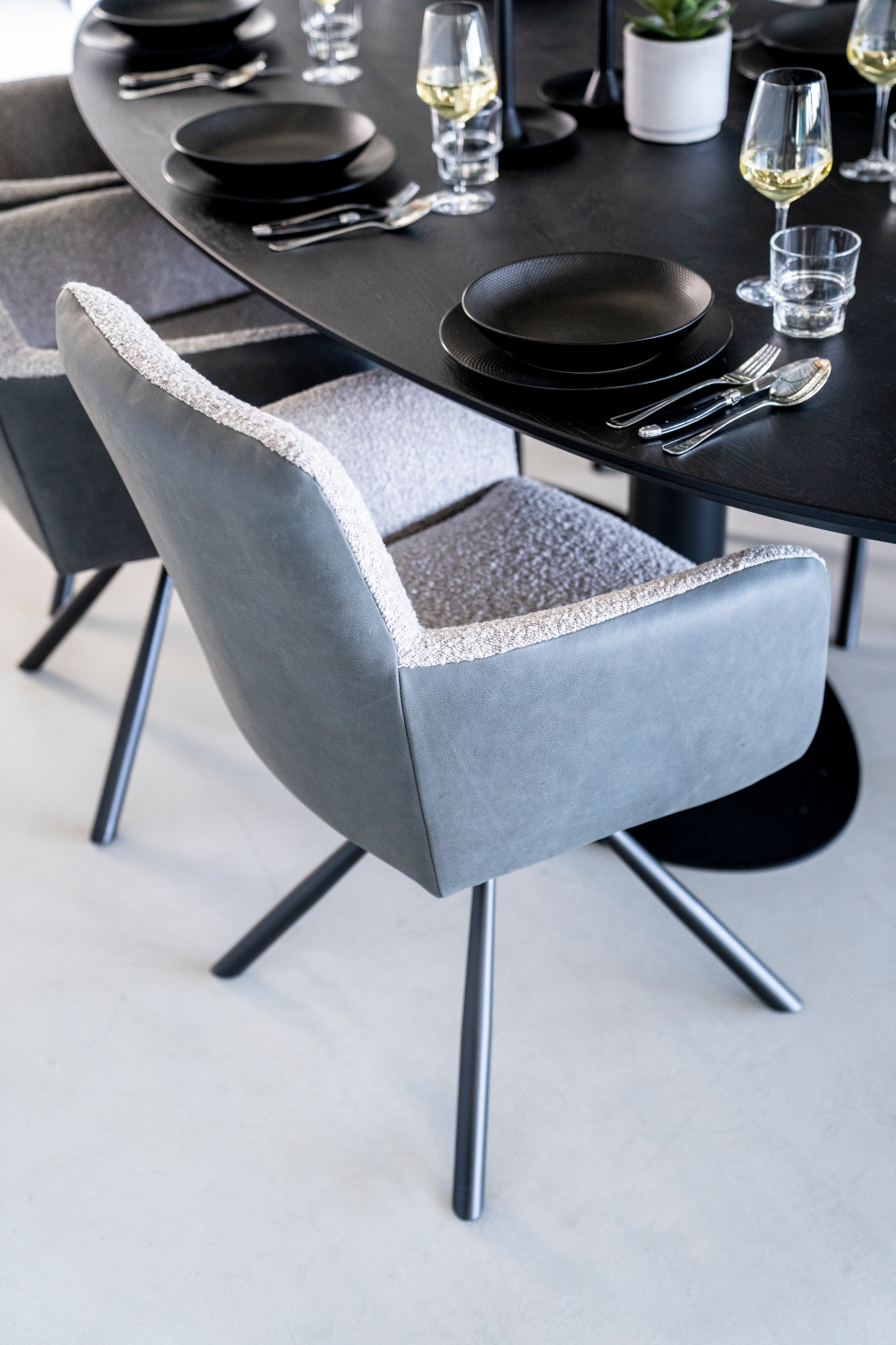 Black Oval Dining Table M | Eleonora Siera | OROA.com