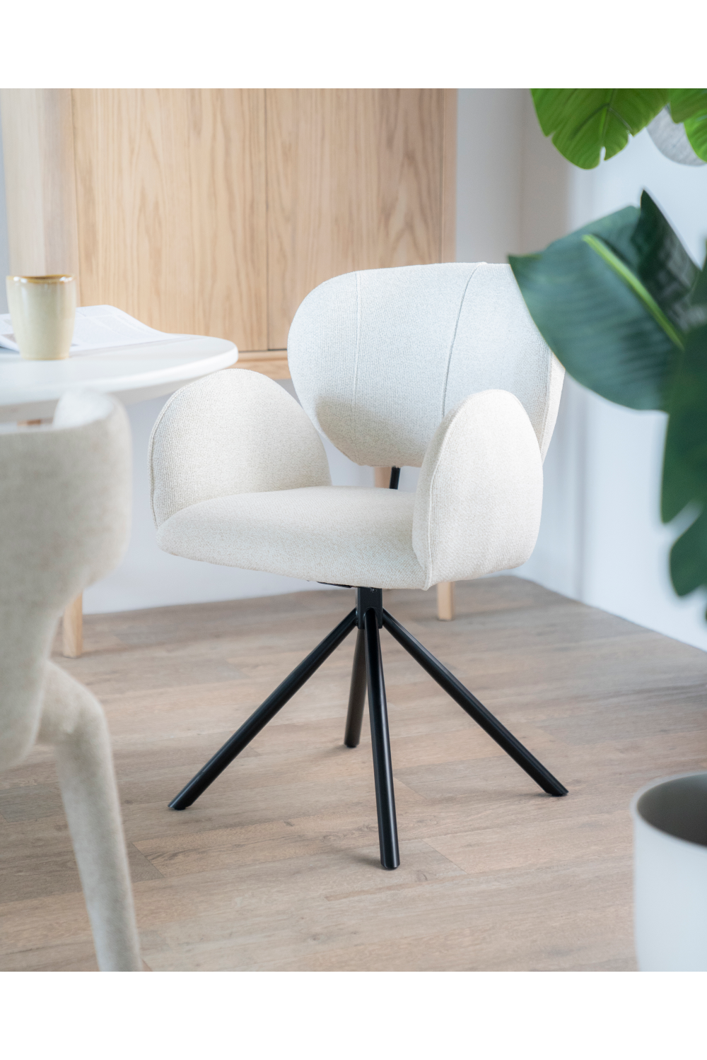 Quadrupod Rotatable Armchair | Eleonora Rosalin | OROA.com