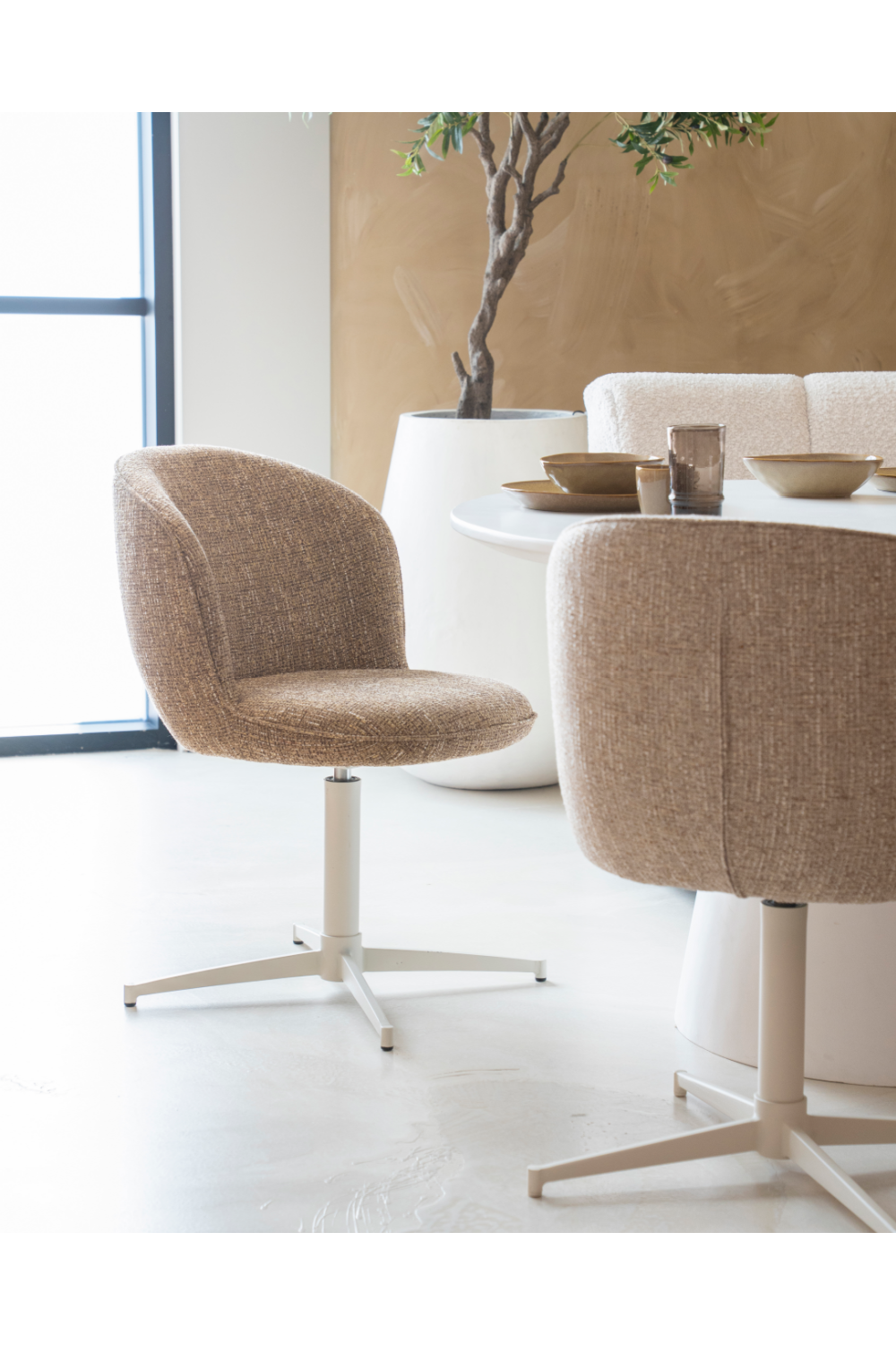 Curved Back Swivel Chair | Oroa.com