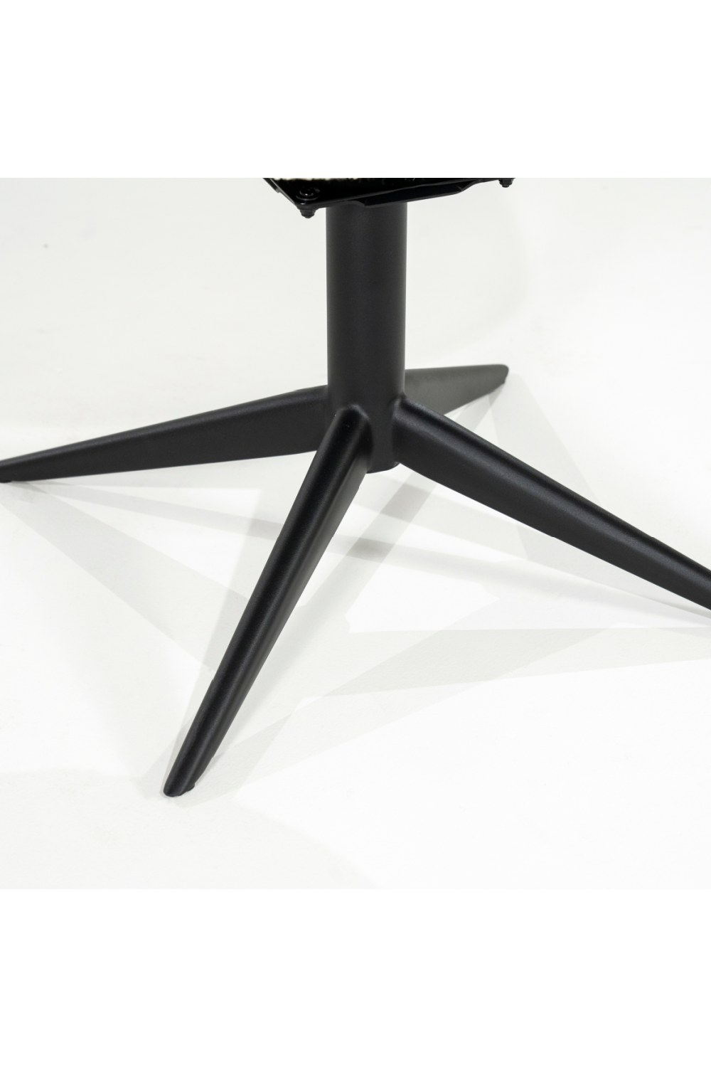 Rounded Open-Back Swivel Chair | Eleonora Nol | Oroa.com