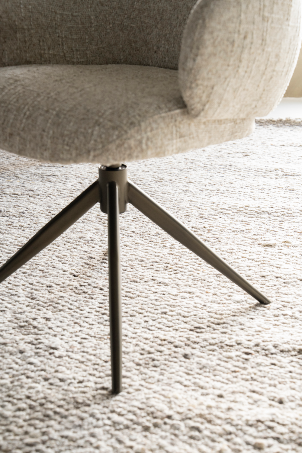 Modern Swivel Amchair | Eleonora Darcio | Oroa.com