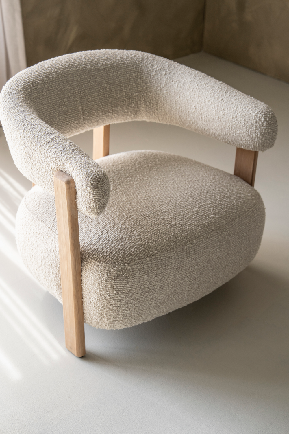 Curved Back Lounge Armchair | Eleonora Lola | Oroa.com