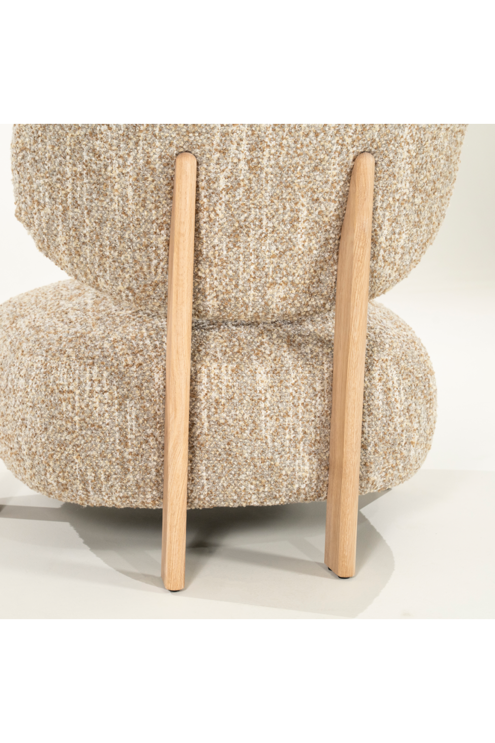 Cushioned Minimalist Lounge Chair | Eleonora Reza | Oroa.com