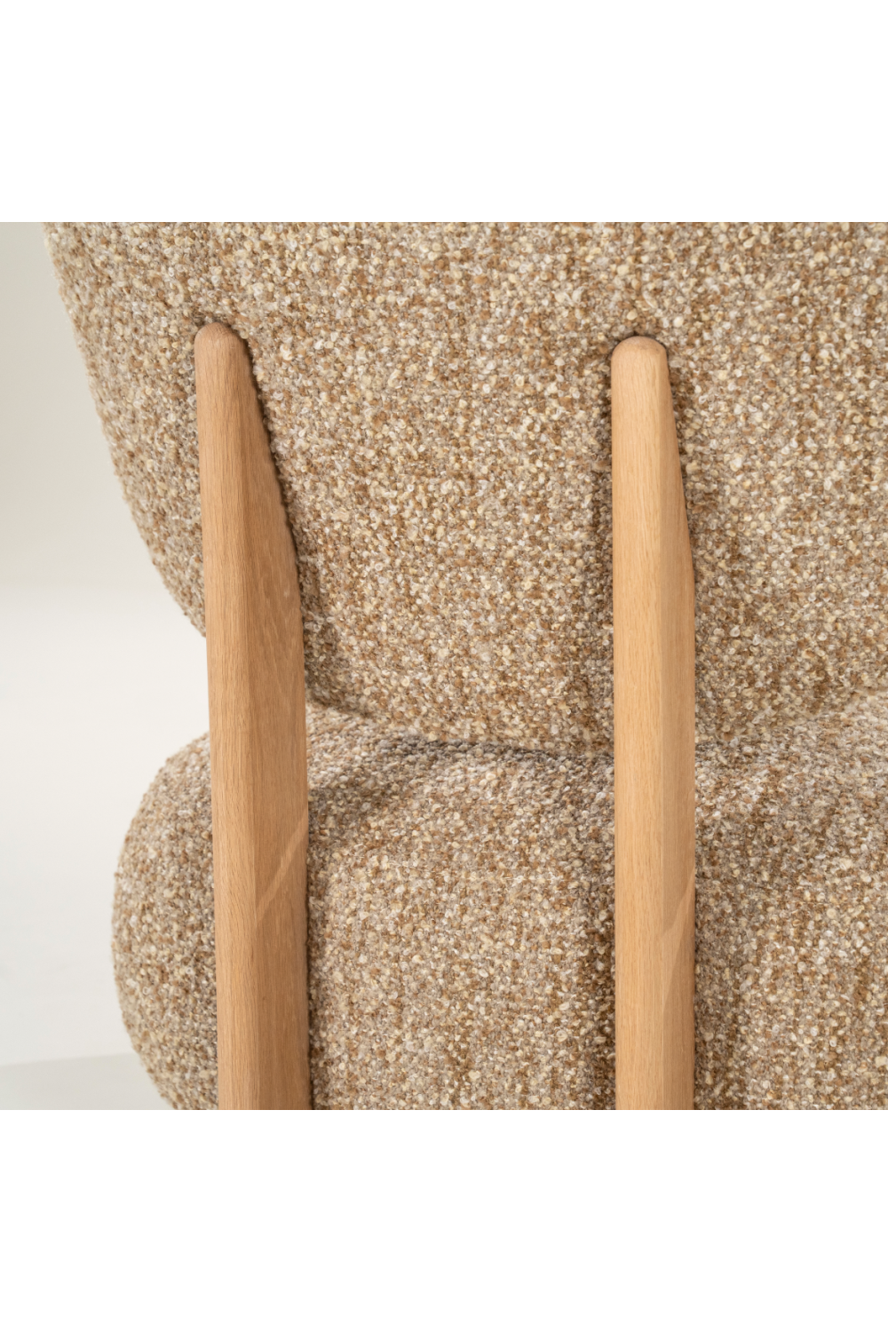 Cushioned Minimalist Lounge Chair | Eleonora Reza | Oroa.com