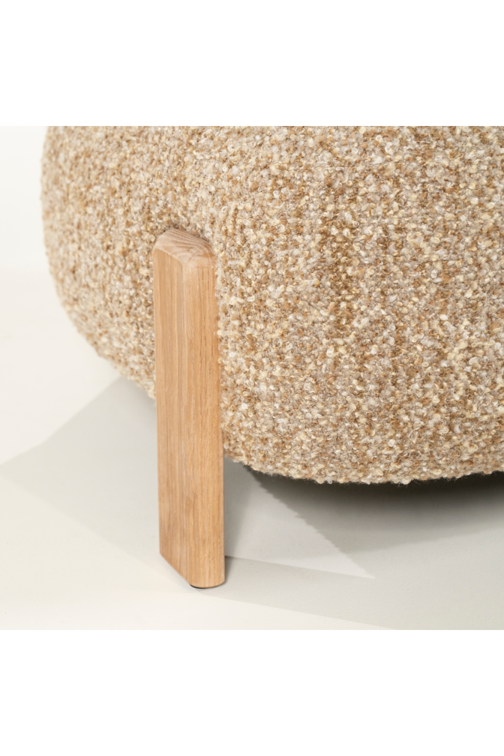 Cushioned Minimalist Lounge Chair | Eleonora Reza | Oroa.com