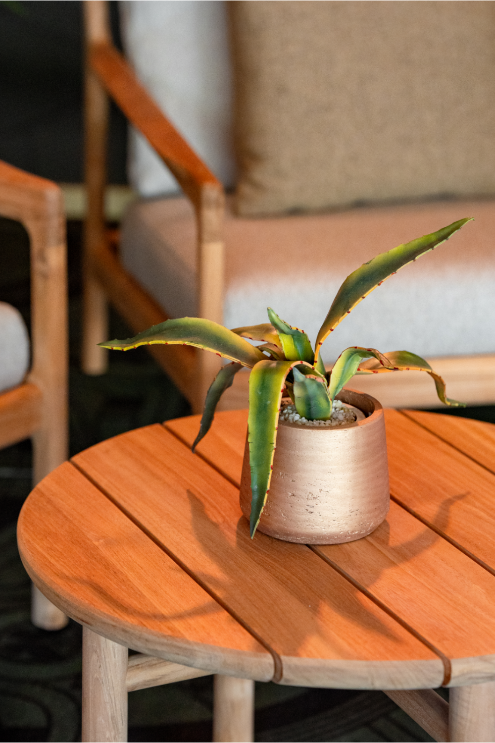 Round Slatted Outdoor Coffee Table | Ethnicraft Quatro | Oroa.com