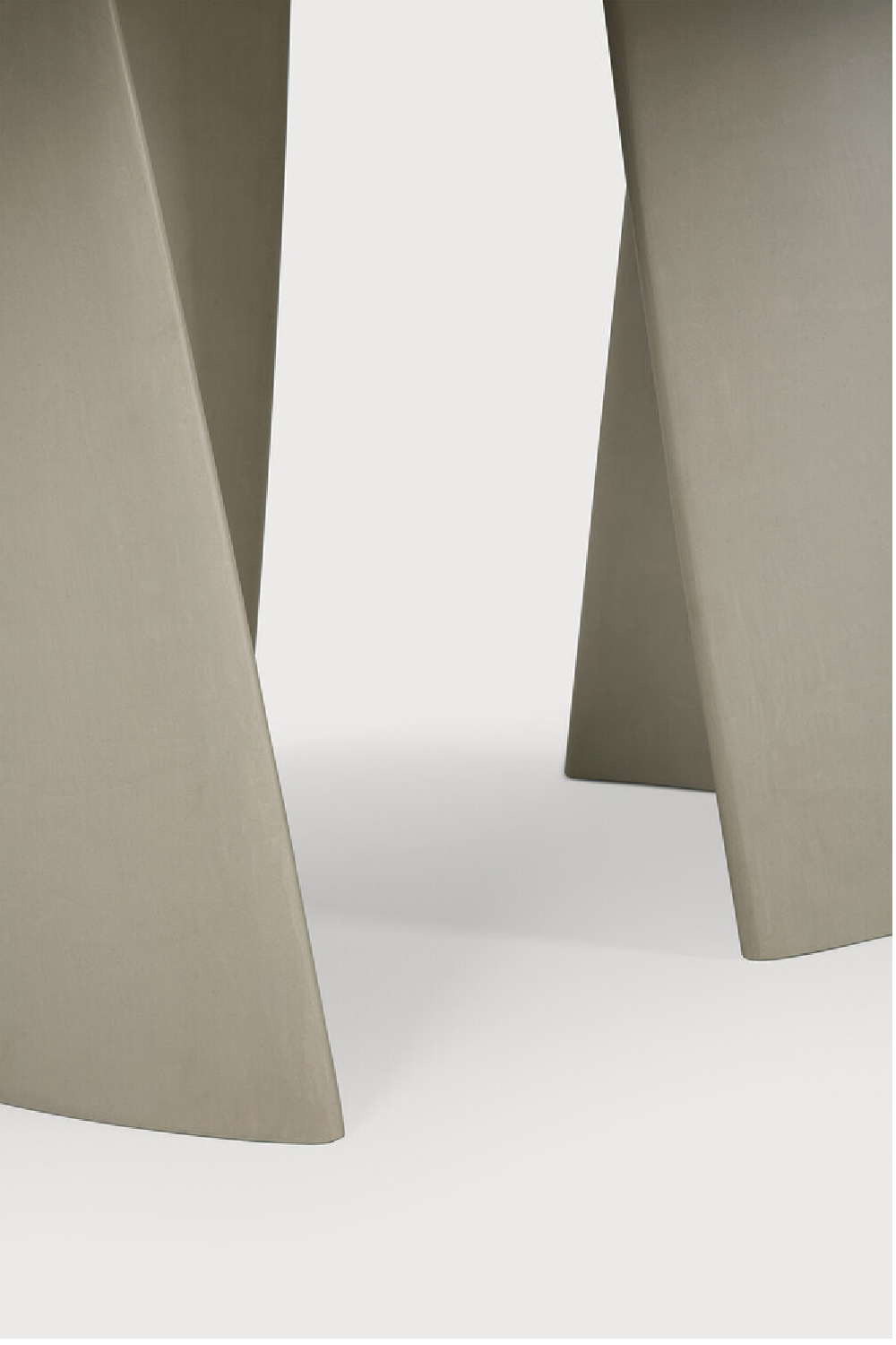 Round Concrete Outdoor Dining Table | Ethnicraft Roller Max | Oroa.com