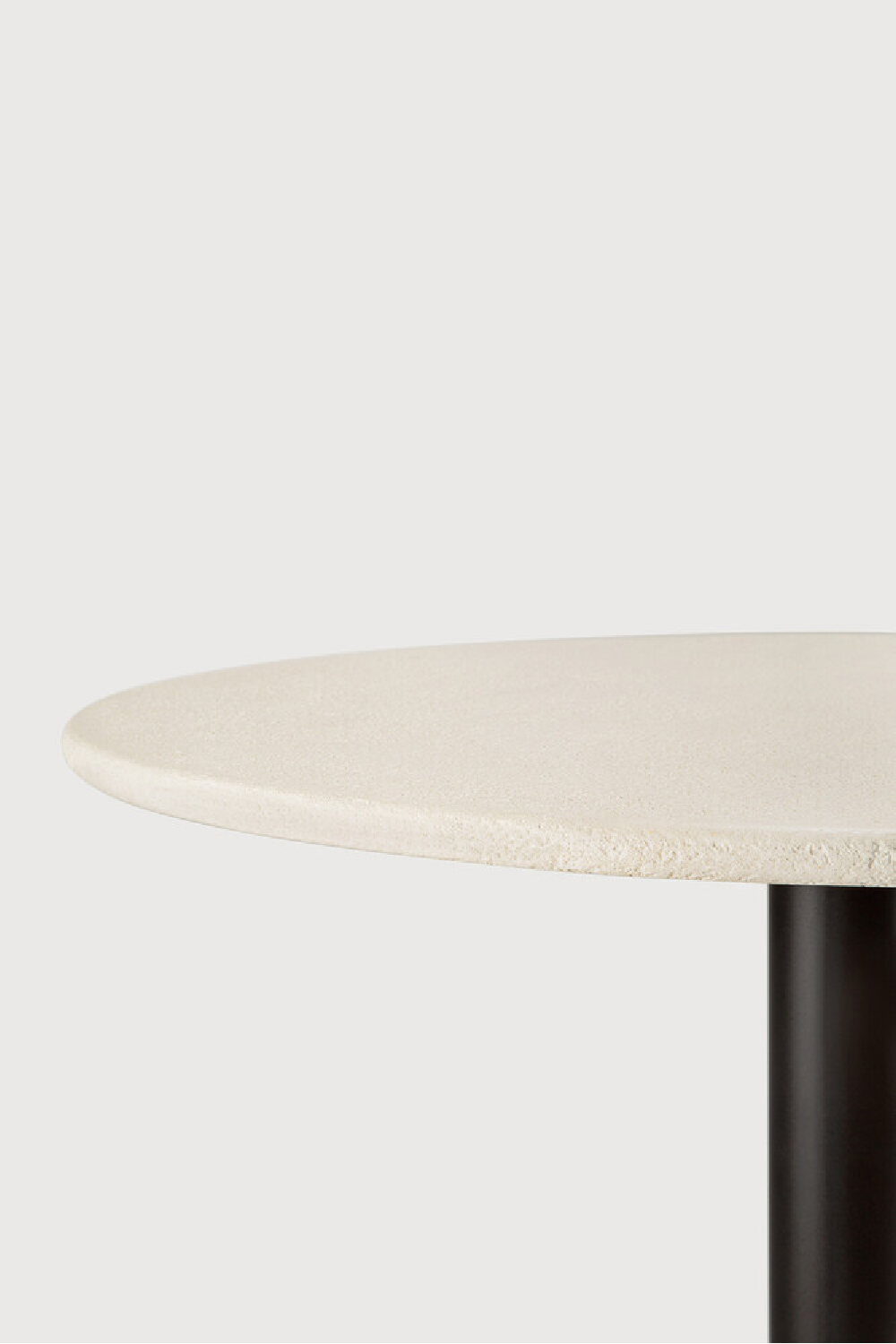 Round Pedestal Dining Table | Ethnicraft Blend | Oroa.com
