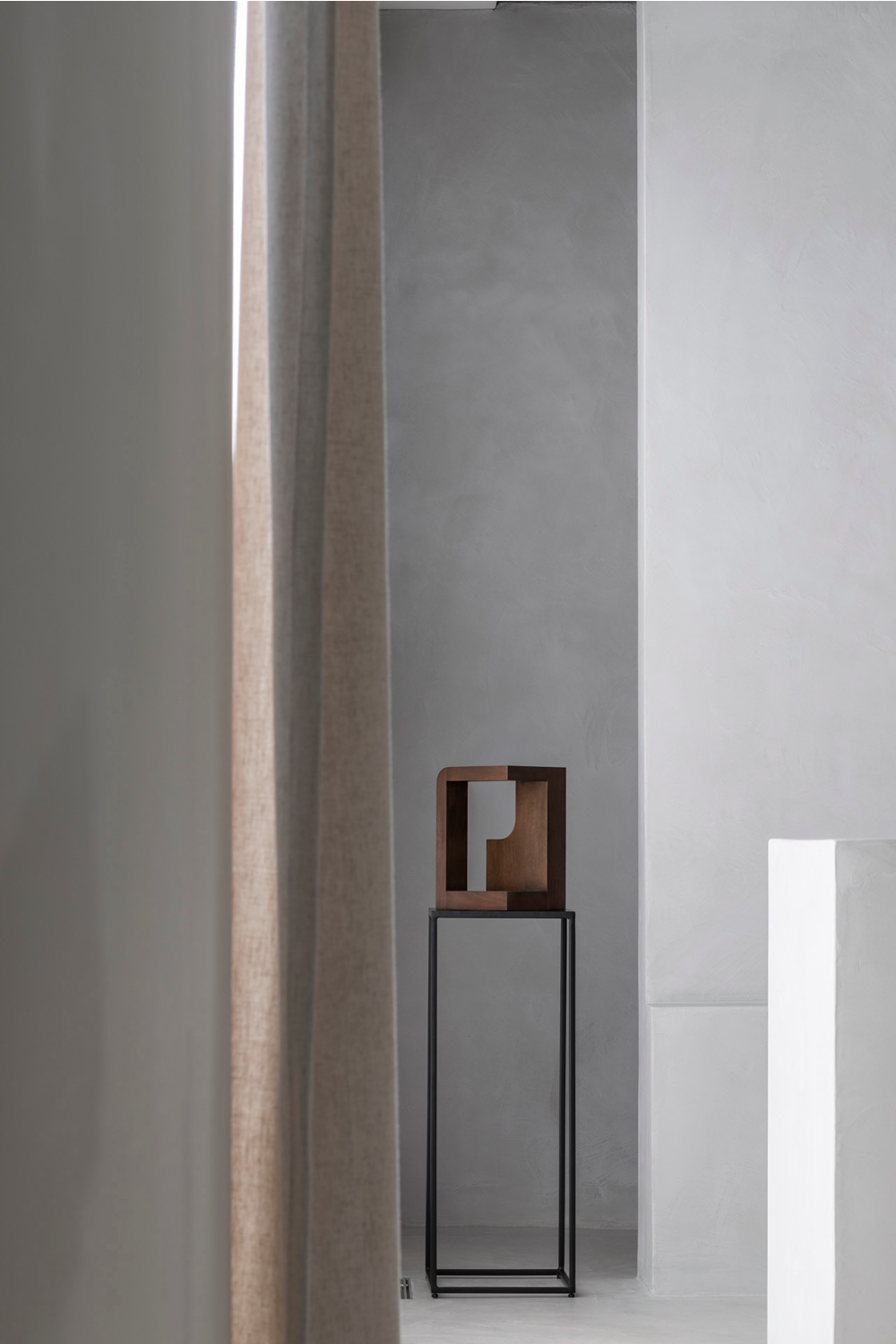 Geometric Mahogany Sculpture | Ethnicraft Blok | Oroa.com