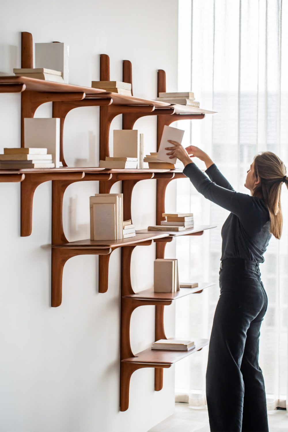 Varnished Mahogany Wall Shelf | Ethnicraft PI | Oroa.com