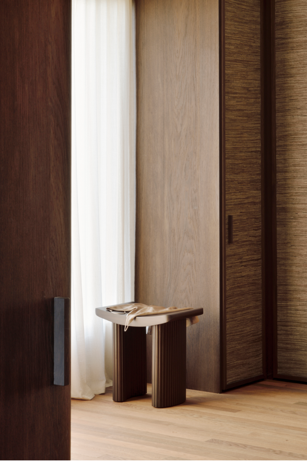 Brown Mahogany Curved Stool | Ethnicraft Roller Max | Oroa.com