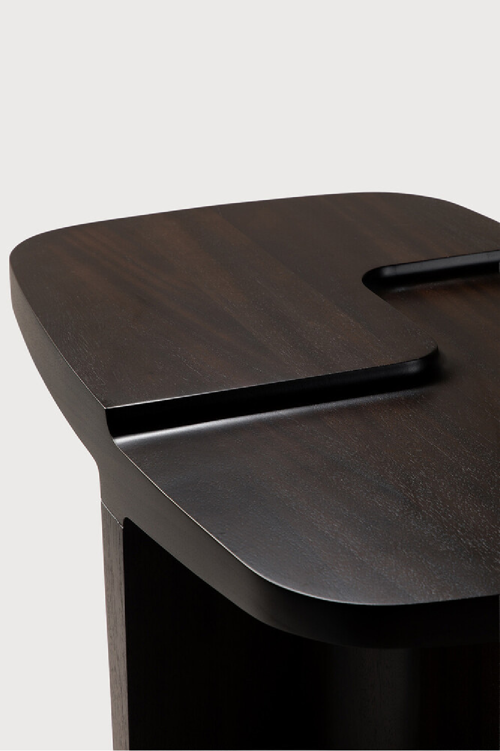 Carved Brown Mahogany Side Table | Ethnicraft Brutalist | Oroa.com