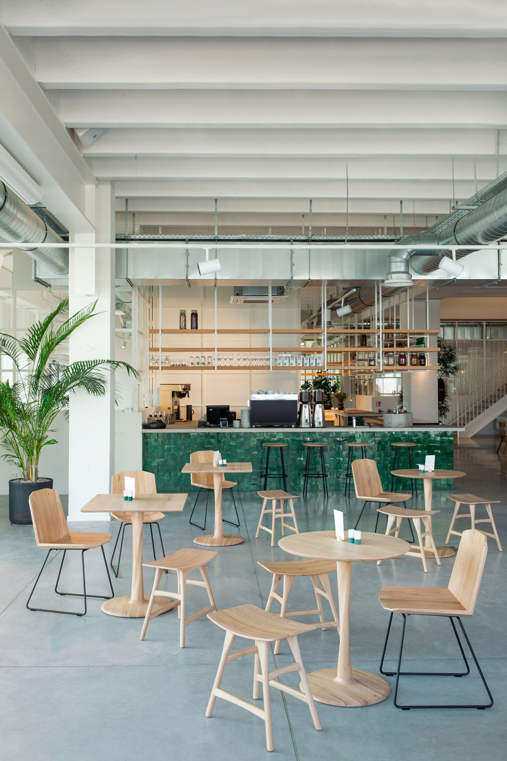 Solid Oak Pedestal Dining Table | Ethnicraft Torsion | Oroa.com