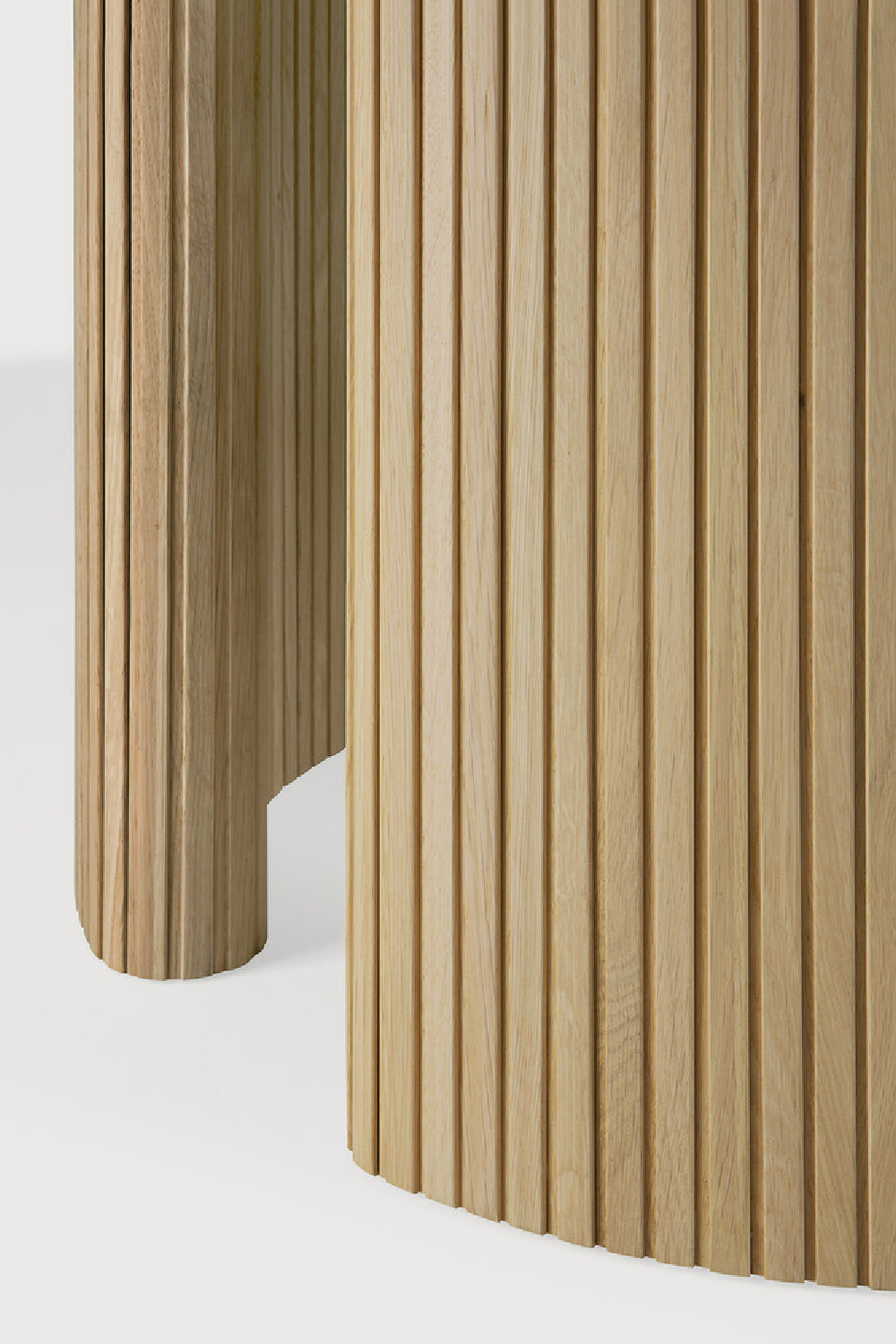 Round Mahogany Dining Table | Ethnicraft Roller Max | Oroa.com