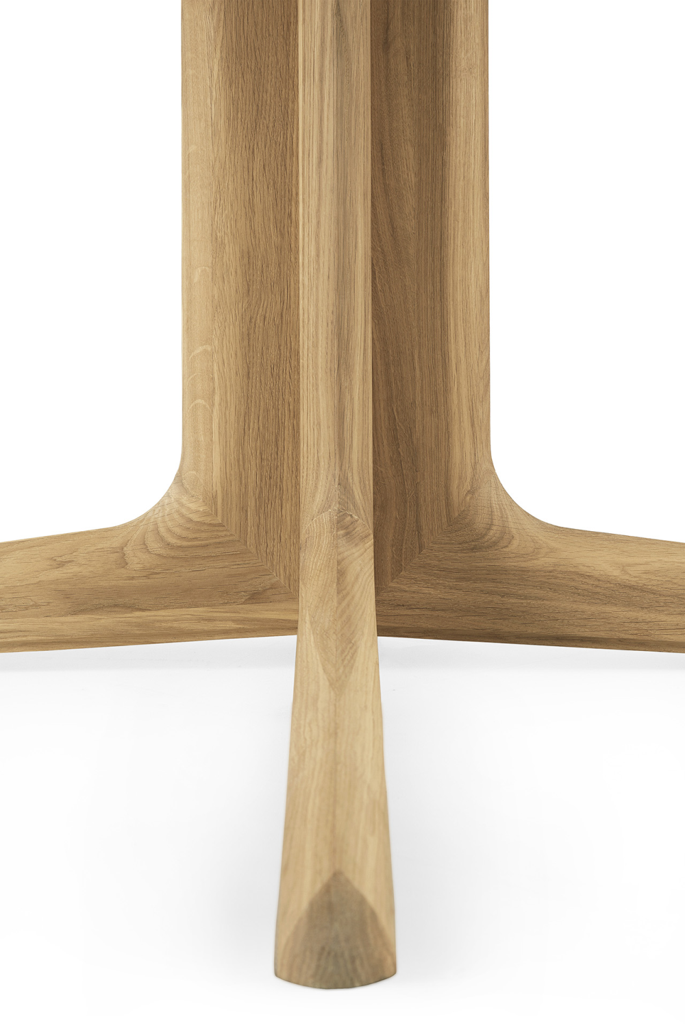 Central-Footed Oak Dining Table | Ethnicraft Corto | Oroa.com