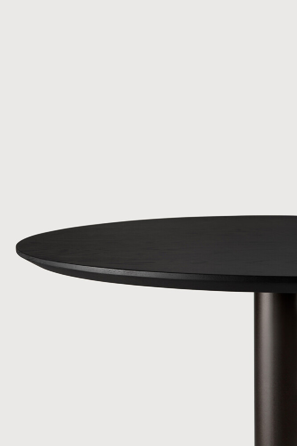 Round Pedestal Dining Table | Ethnicraft Blend | Oroa.com
