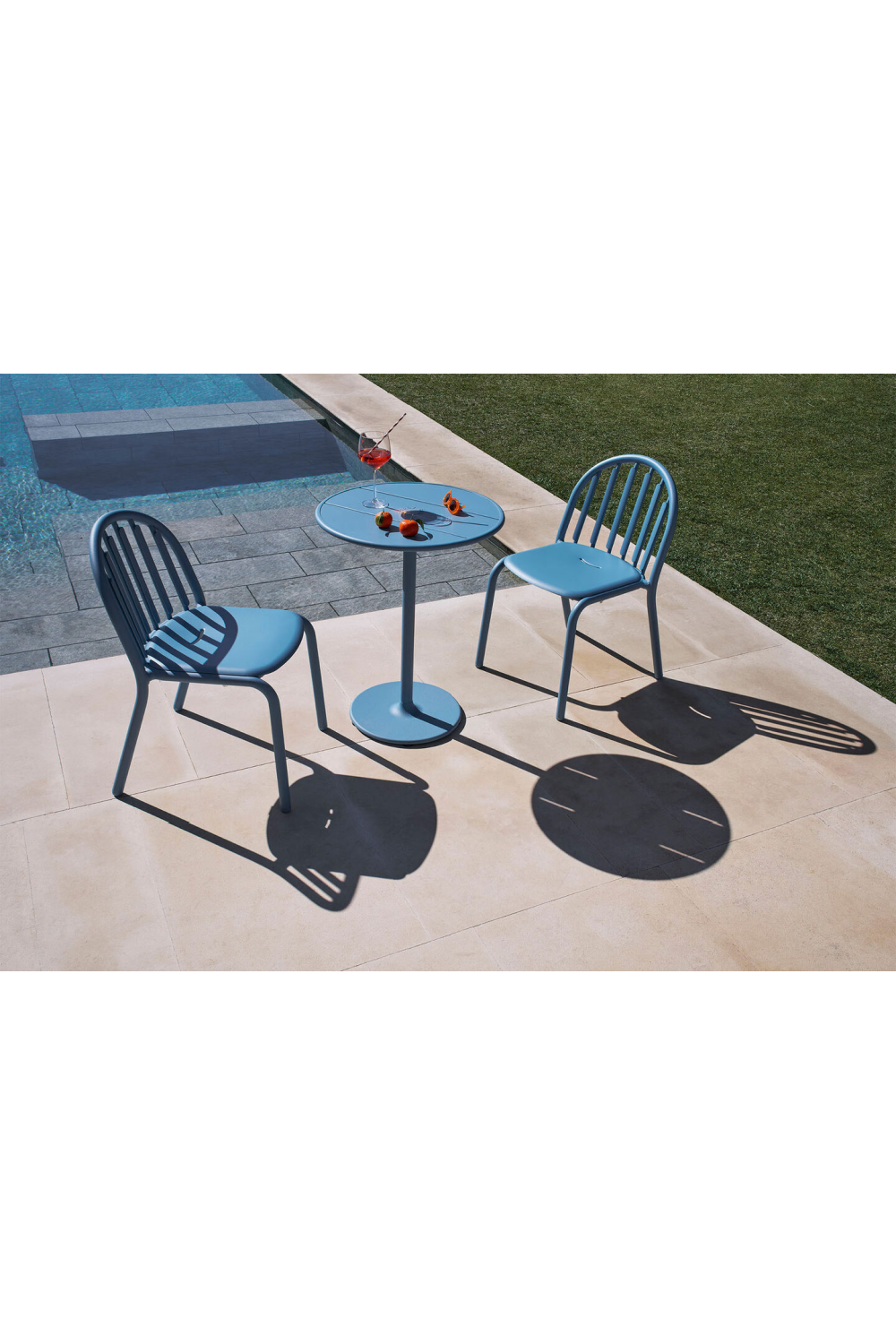 Round Outdoor Bistro Table | Fatboy Fred | OROA.com