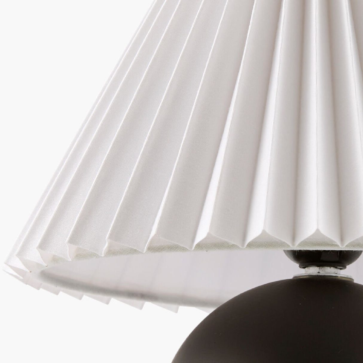 Pleated Linen Ceramic Table Lamp | Oroa.com