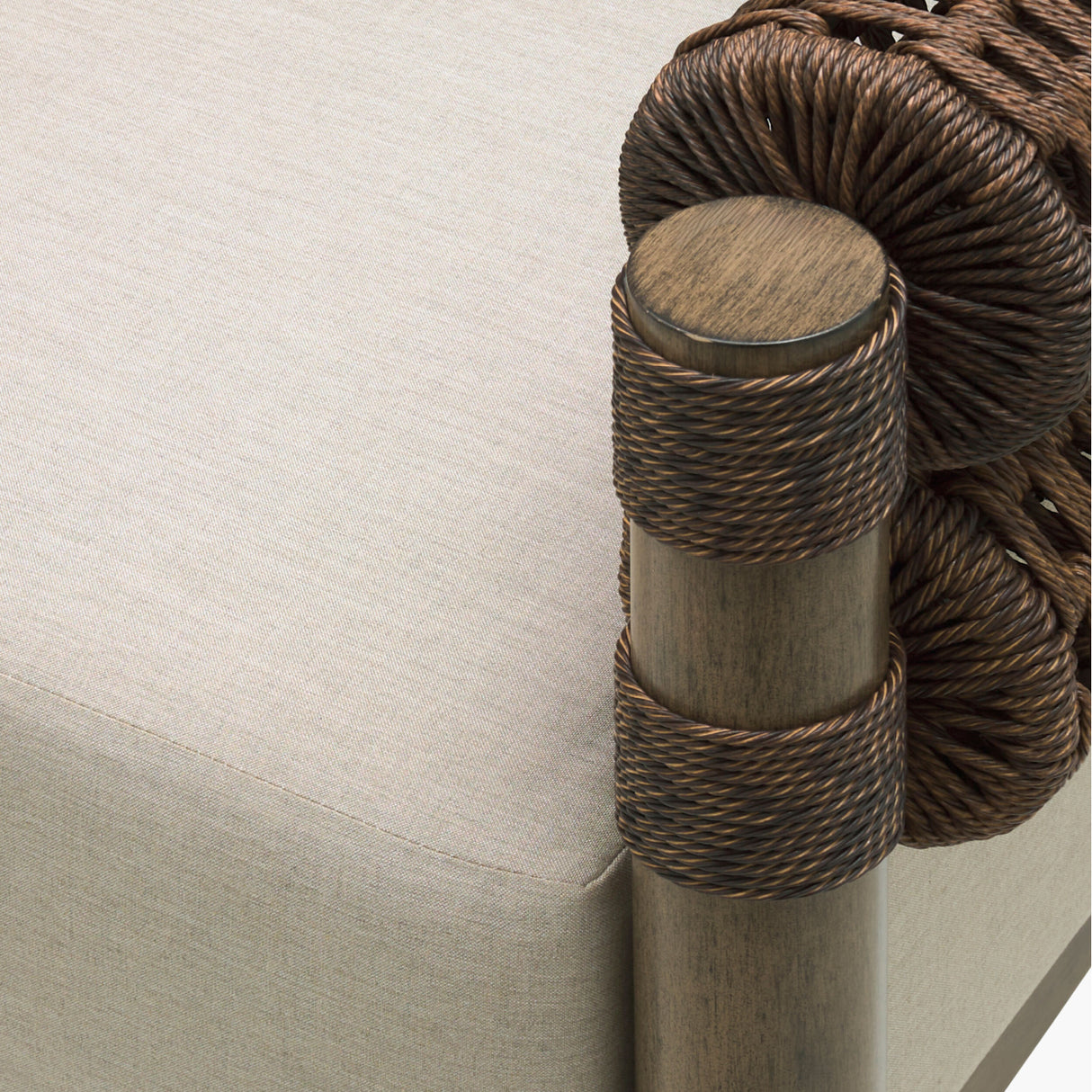 Cushioned Wicker Outdoor Swivel Chair | Oroa.com