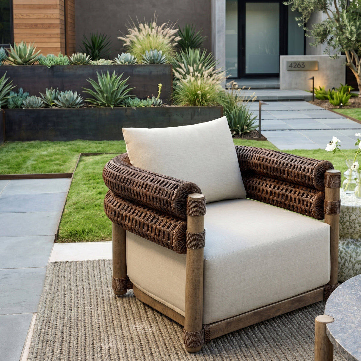 Cushioned Wicker Outdoor Swivel Chair | Oroa.com